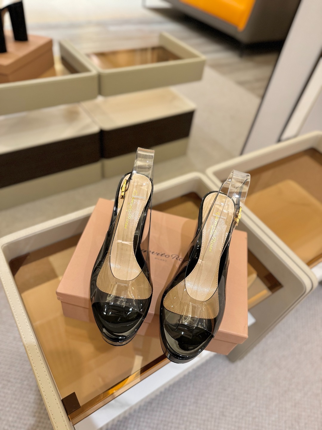 Gianvito rossi
顶级版本 代购品质
👡✨配色胶片邂逅防水台高跟,今夏的优雅暴击!