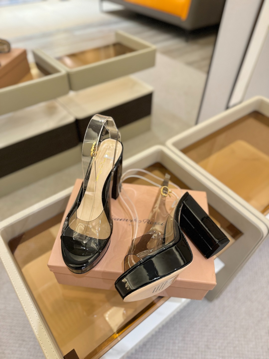 Gianvito rossi
顶级版本 代购品质
👡✨配色胶片邂逅防水台高跟,今夏的优雅暴击!