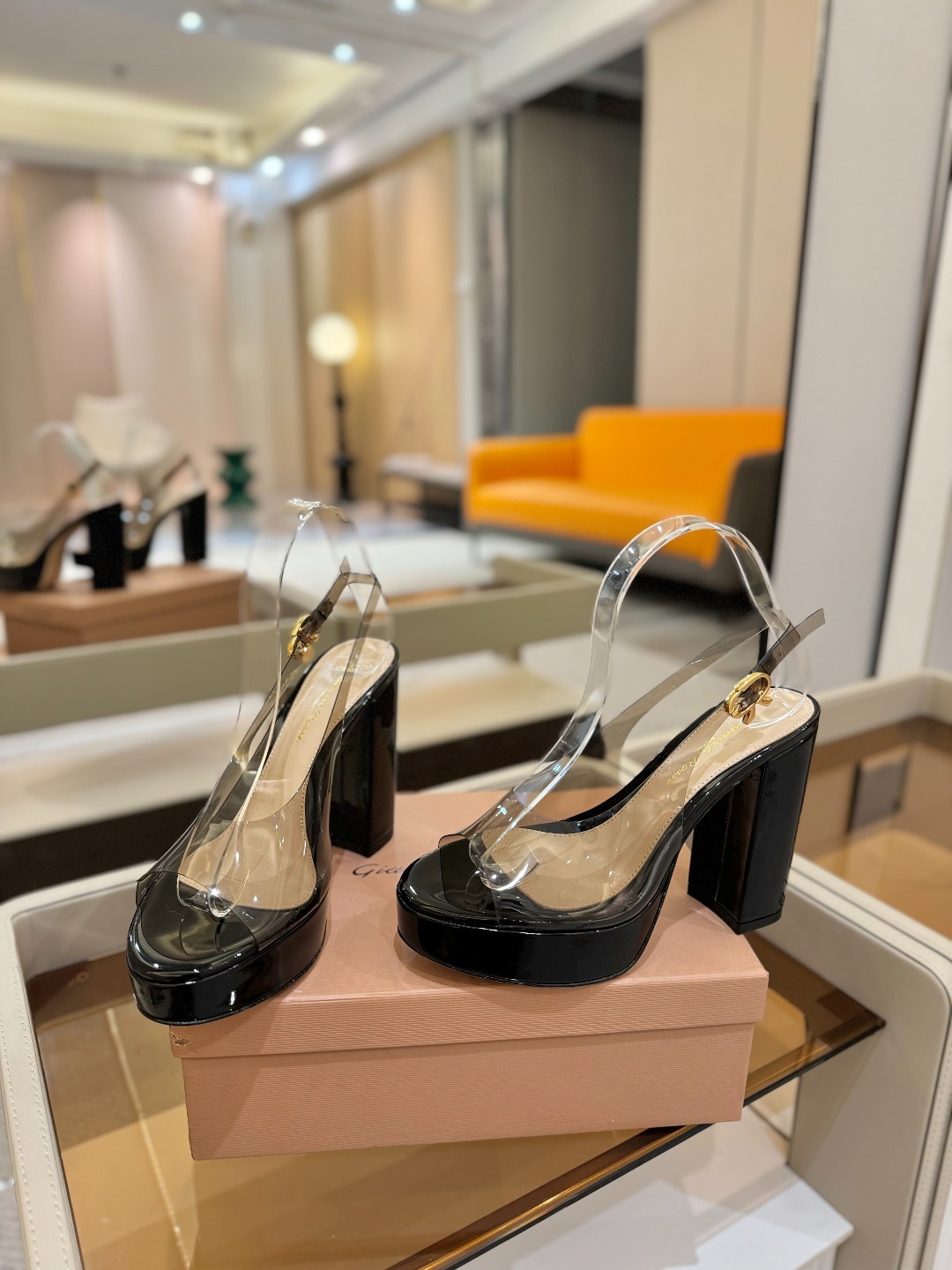 Gianvito rossi
顶级版本 代购品质
👡✨配色胶片邂逅防水台高跟,今夏的优雅暴击!