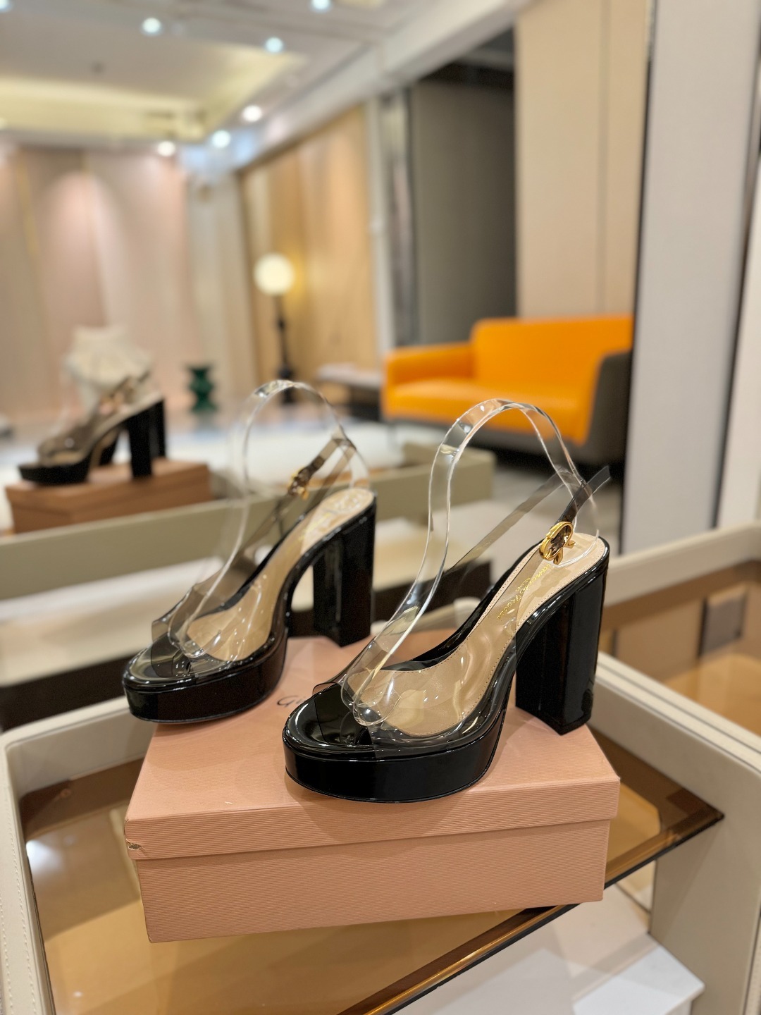 Gianvito rossi
顶级版本 代购品质
👡✨配色胶片邂逅防水台高跟,今夏的优雅暴击!