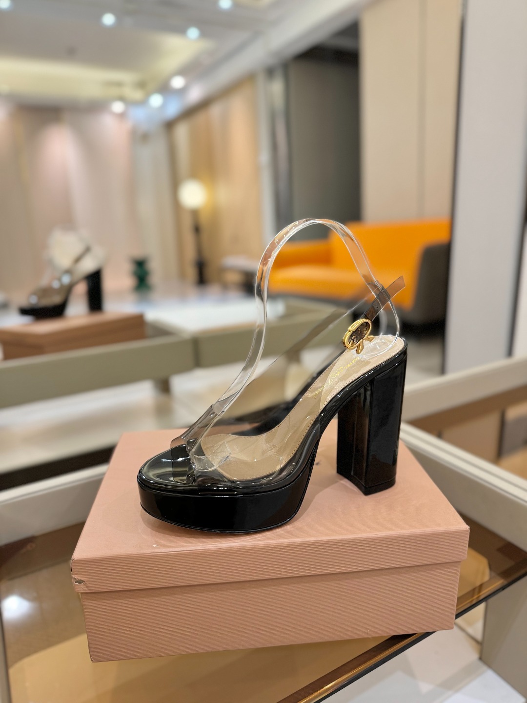 Gianvito rossi
顶级版本 代购品质
👡✨配色胶片邂逅防水台高跟,今夏的优雅暴击!