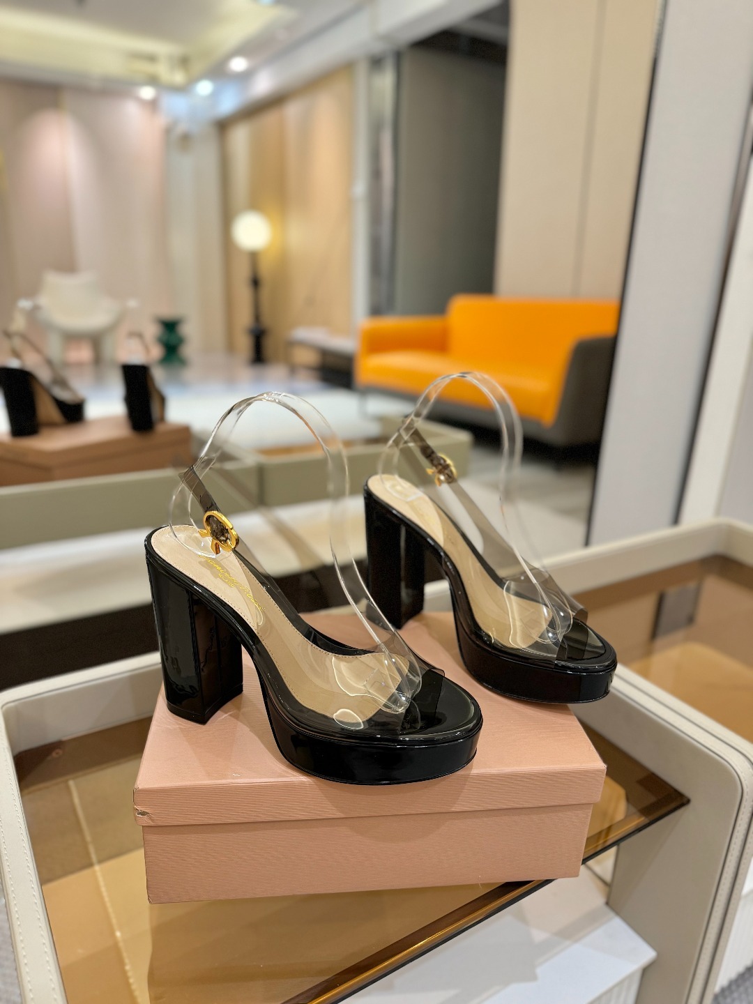Gianvito rossi
顶级版本 代购品质
👡✨配色胶片邂逅防水台高跟,今夏的优雅暴击!