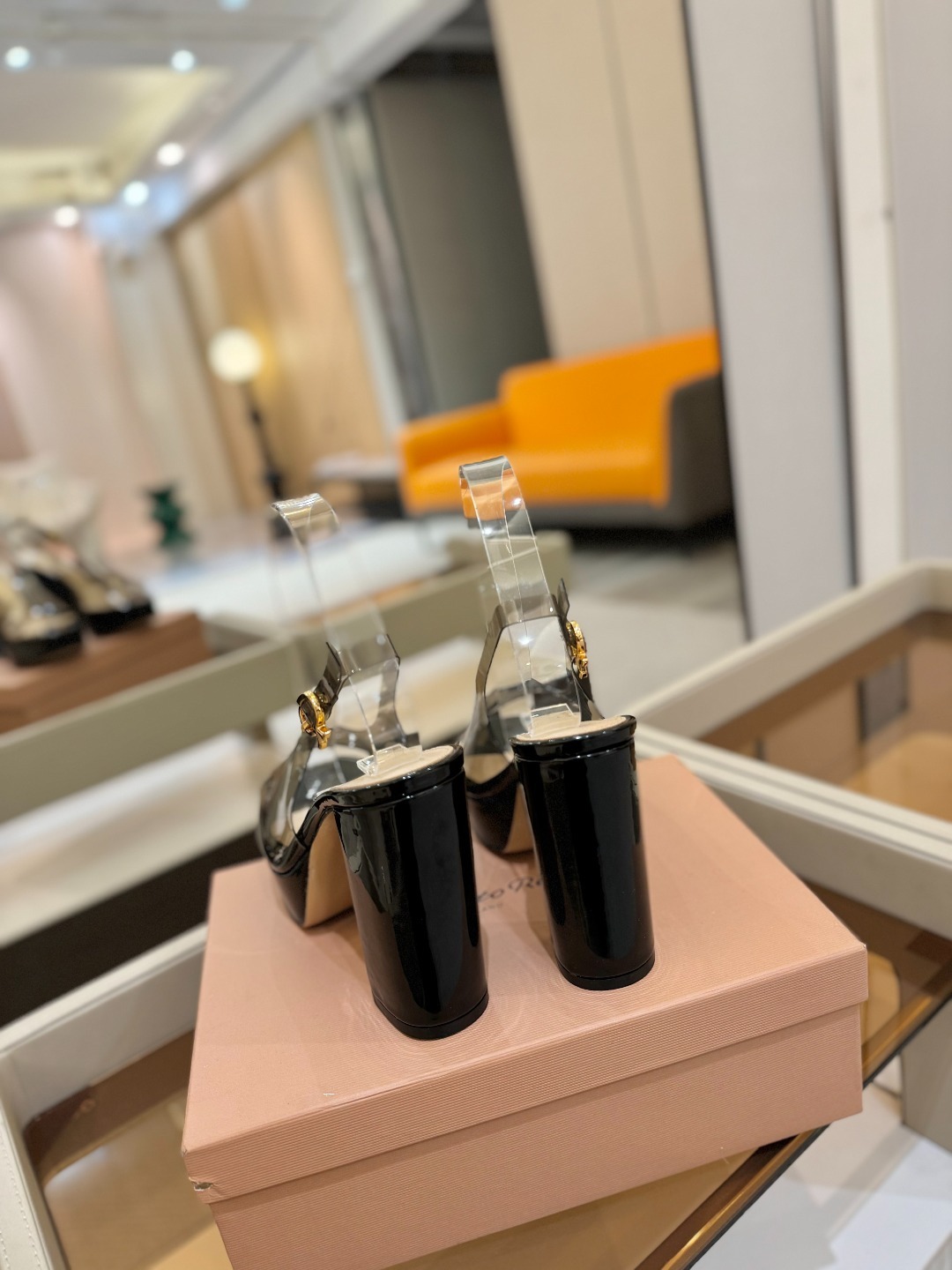 Gianvito rossi
顶级版本 代购品质
👡✨配色胶片邂逅防水台高跟,今夏的优雅暴击!
