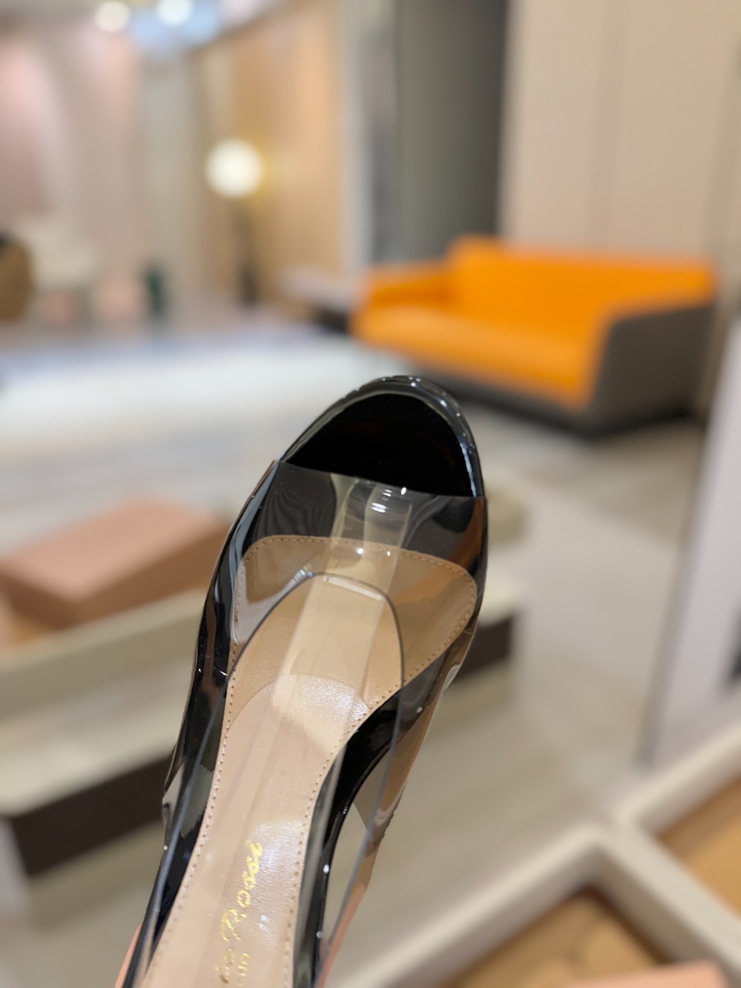 Gianvito rossi
顶级版本 代购品质
👡✨配色胶片邂逅防水台高跟,今夏的优雅暴击!