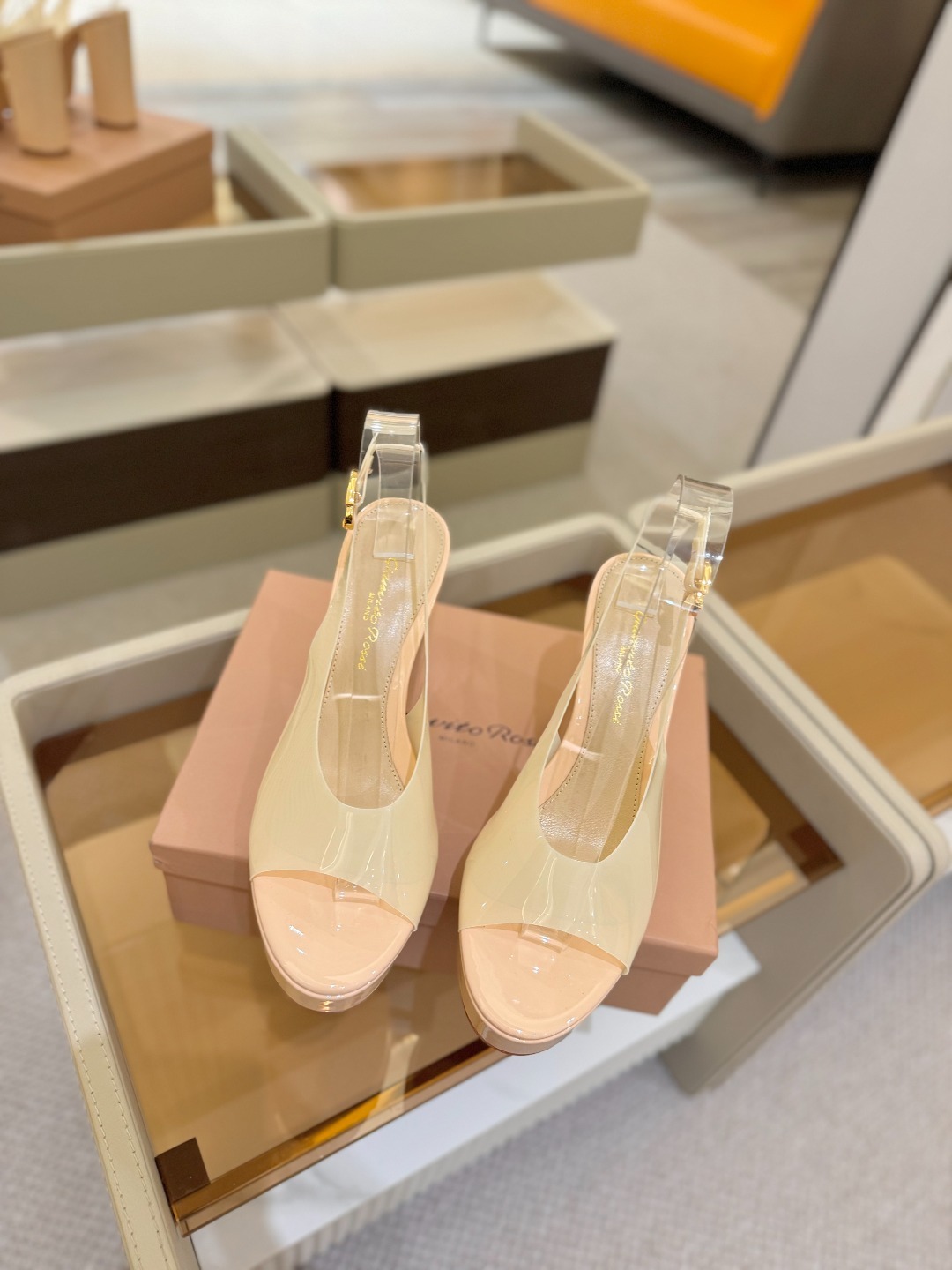 Gianvito rossi
顶级版本 代购品质
👡✨配色胶片邂逅防水台高跟,今夏的优雅暴击!