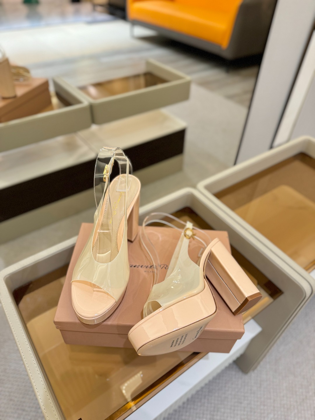 Gianvito rossi
顶级版本 代购品质
👡✨配色胶片邂逅防水台高跟,今夏的优雅暴击!