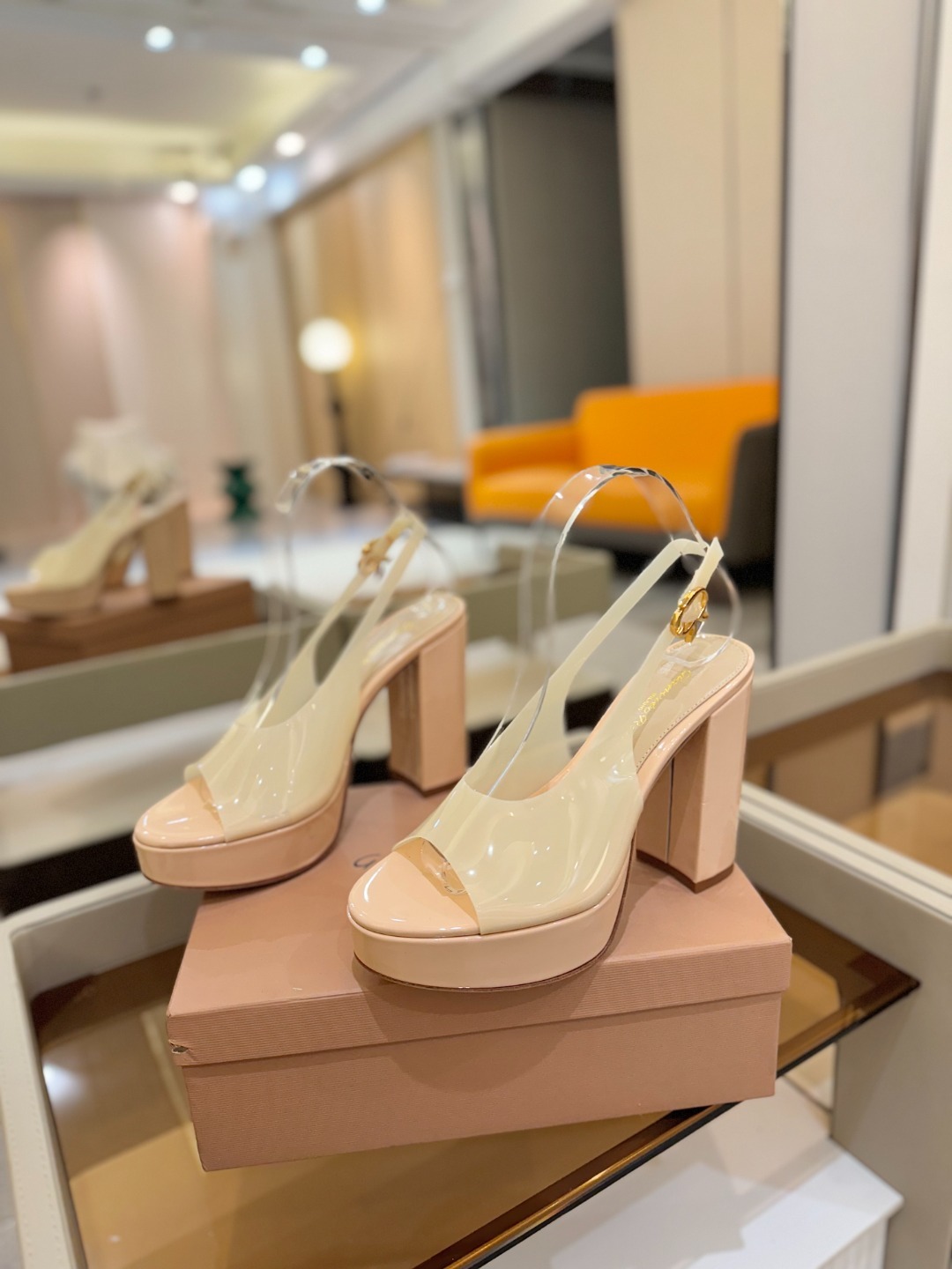 Gianvito rossi
顶级版本 代购品质
👡✨配色胶片邂逅防水台高跟,今夏的优雅暴击!