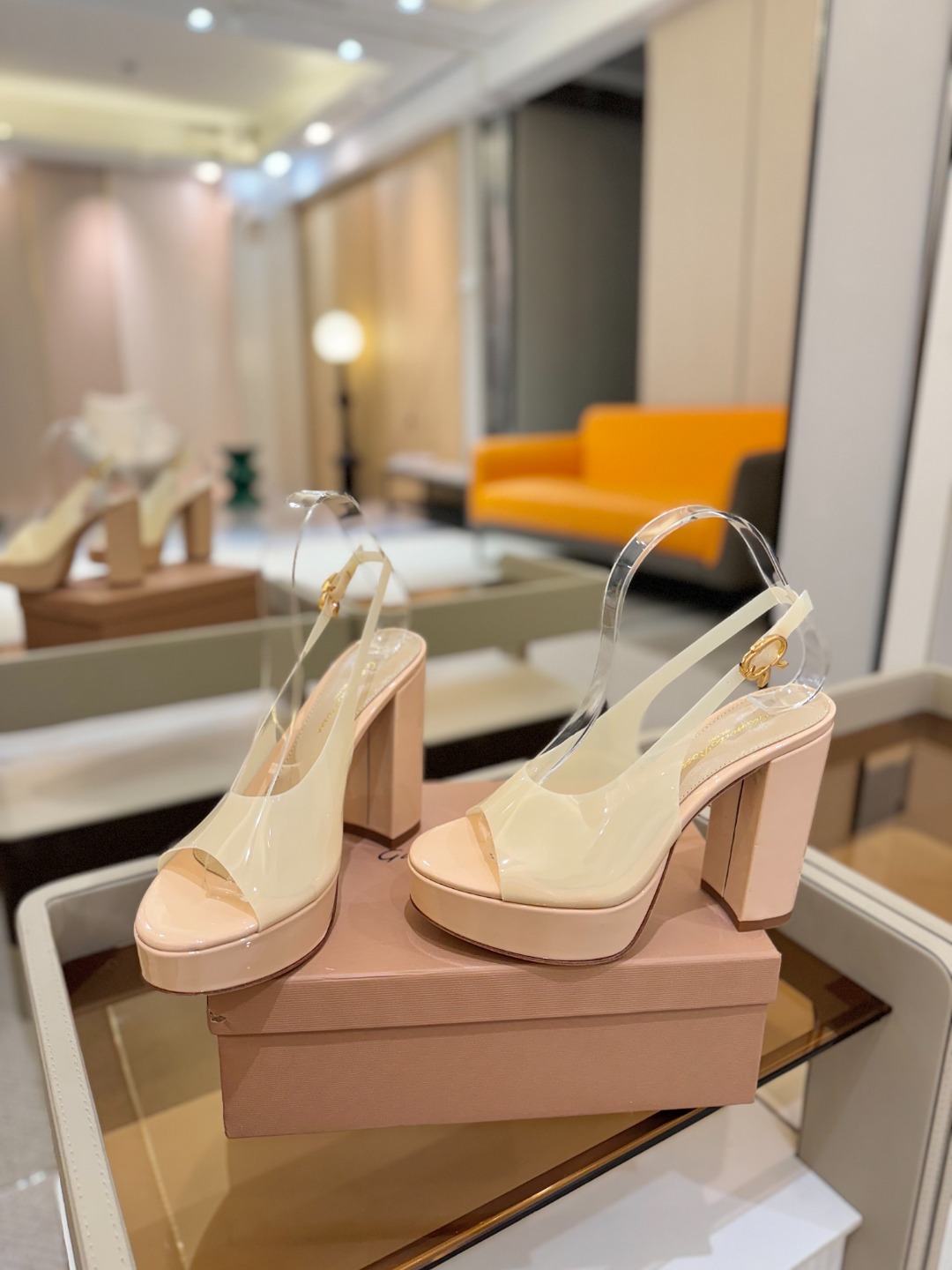 Gianvito rossi
顶级版本 代购品质
👡✨配色胶片邂逅防水台高跟,今夏的优雅暴击!