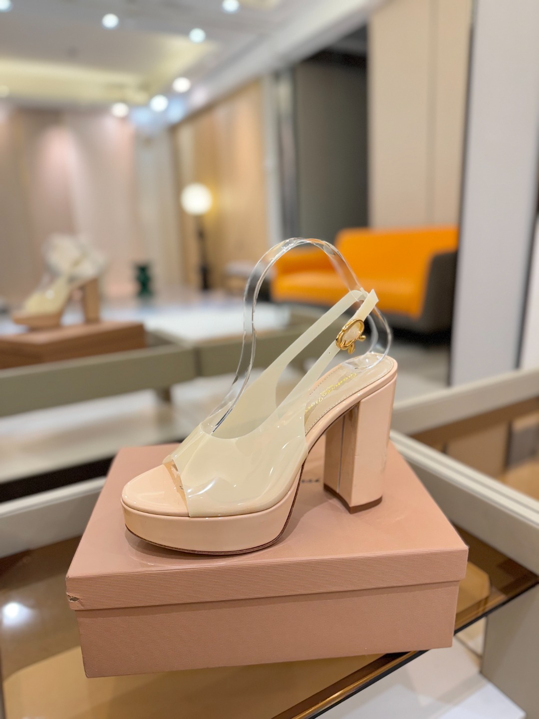 Gianvito rossi
顶级版本 代购品质
👡✨配色胶片邂逅防水台高跟,今夏的优雅暴击!