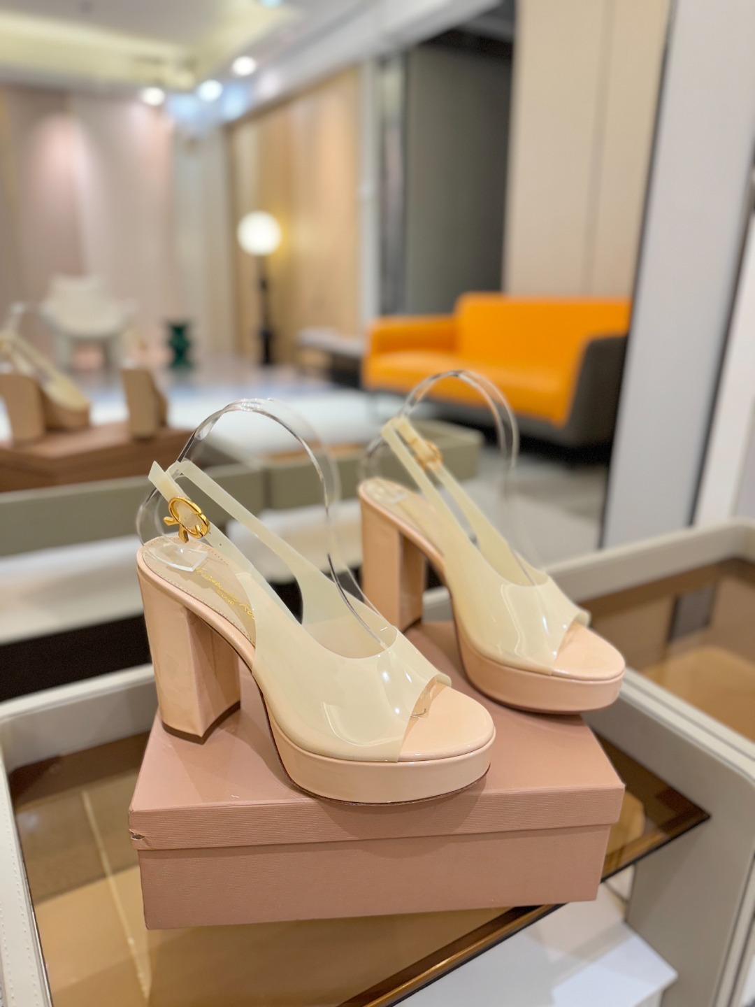 Gianvito rossi
顶级版本 代购品质
👡✨配色胶片邂逅防水台高跟,今夏的优雅暴击!