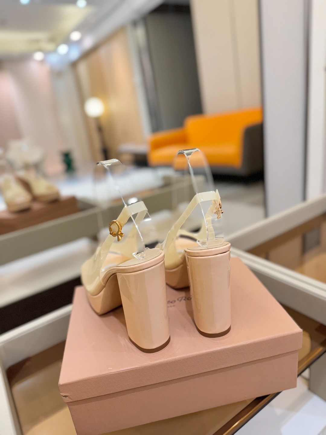 Gianvito rossi
顶级版本 代购品质
👡✨配色胶片邂逅防水台高跟,今夏的优雅暴击!