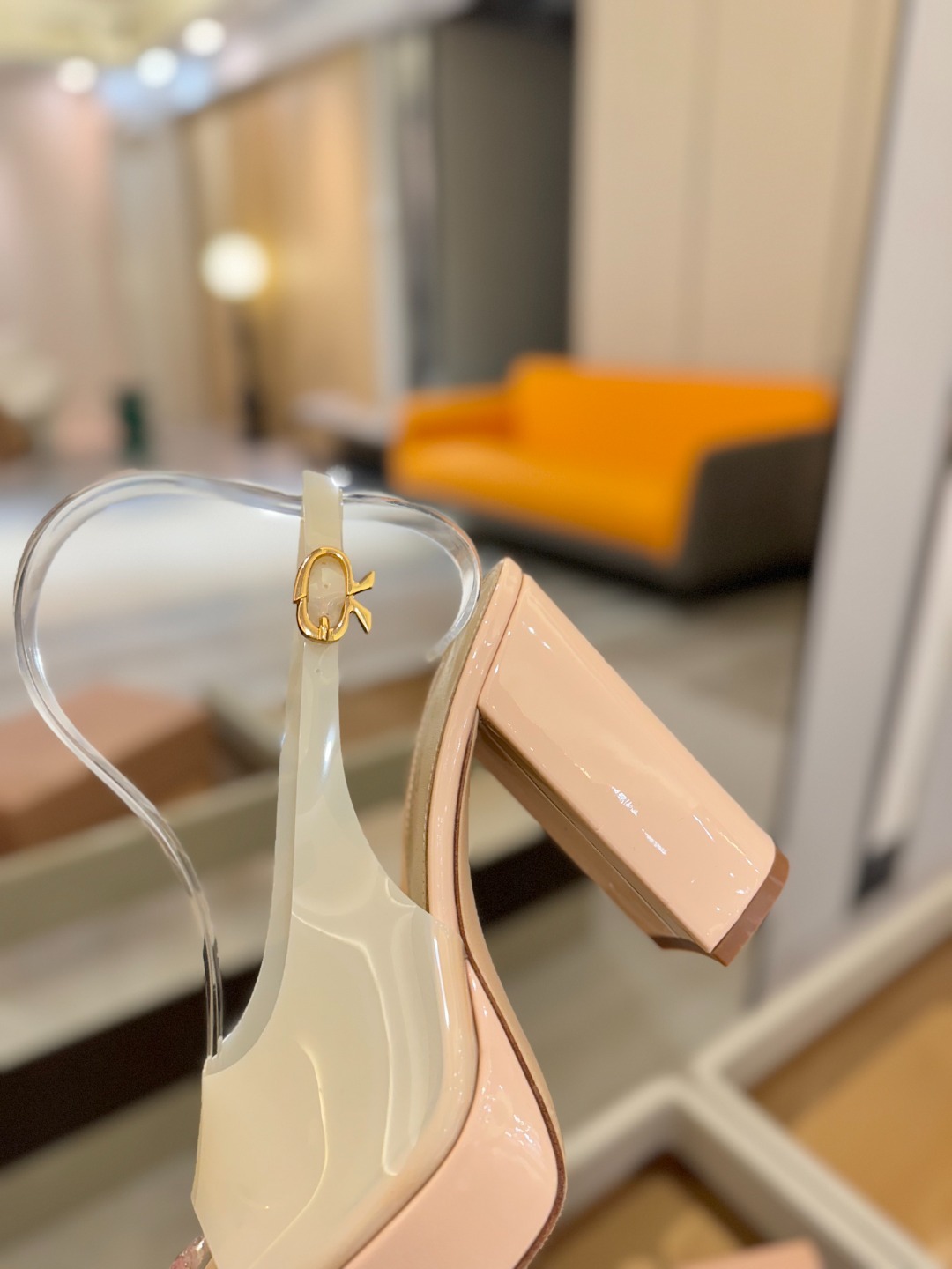 Gianvito rossi
顶级版本 代购品质
👡✨配色胶片邂逅防水台高跟,今夏的优雅暴击!