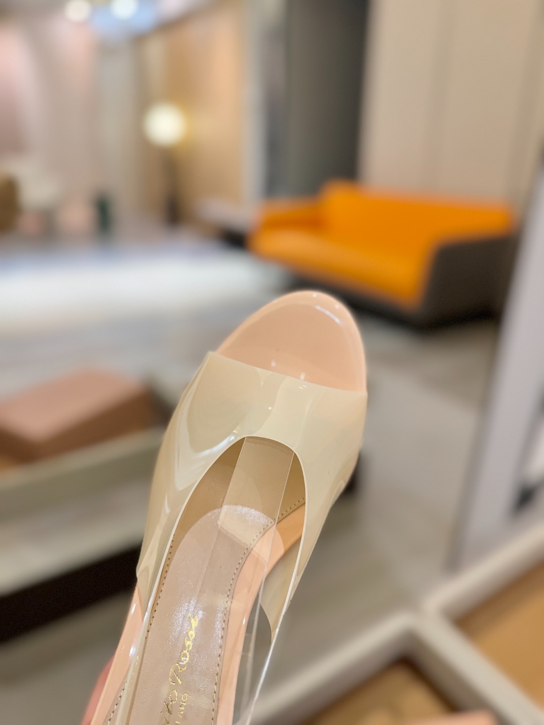 Gianvito rossi
顶级版本 代购品质
👡✨配色胶片邂逅防水台高跟,今夏的优雅暴击!