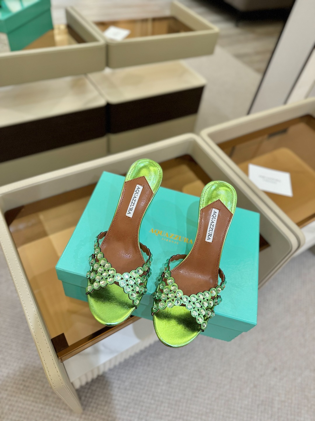 
Aquazzura   菠萝     𝐒𝐒  𝐧𝐞𝐰春夏新品高跟凉鞋。满满的钻，超闪 🌸((☀️⥎☀️