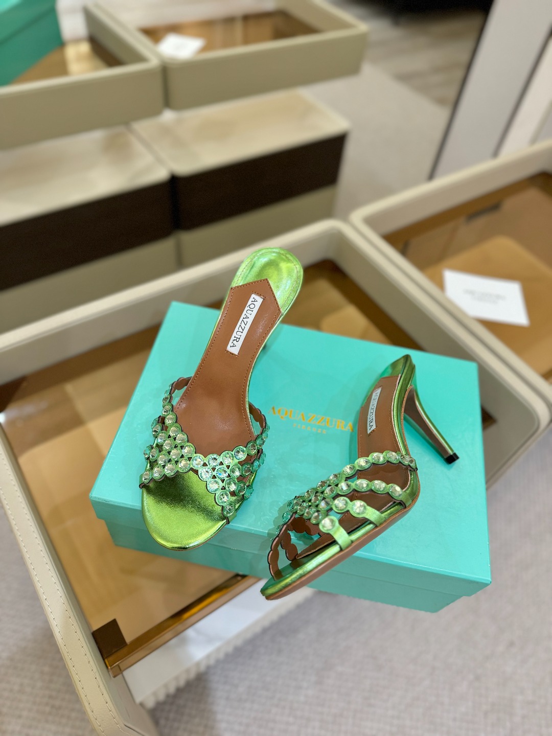 
Aquazzura   菠萝     𝐒𝐒  𝐧𝐞𝐰春夏新品高跟凉鞋。满满的钻，超闪 🌸((☀️⥎☀️