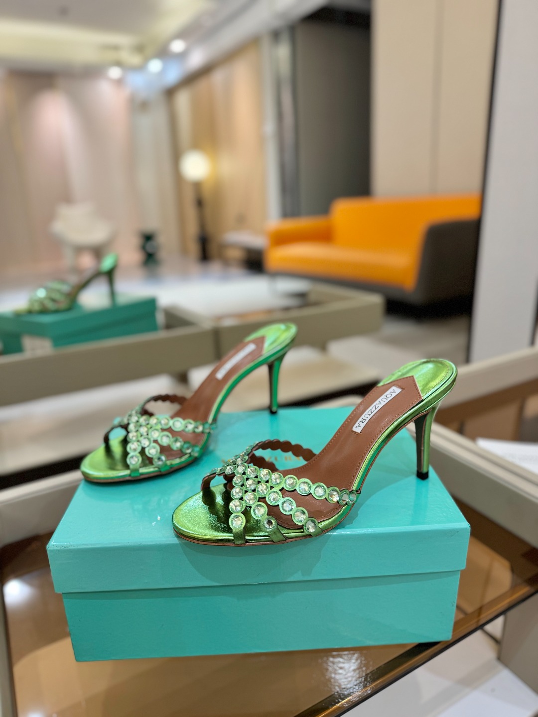 
Aquazzura   菠萝     𝐒𝐒  𝐧𝐞𝐰春夏新品高跟凉鞋。满满的钻，超闪 🌸((☀️⥎☀️