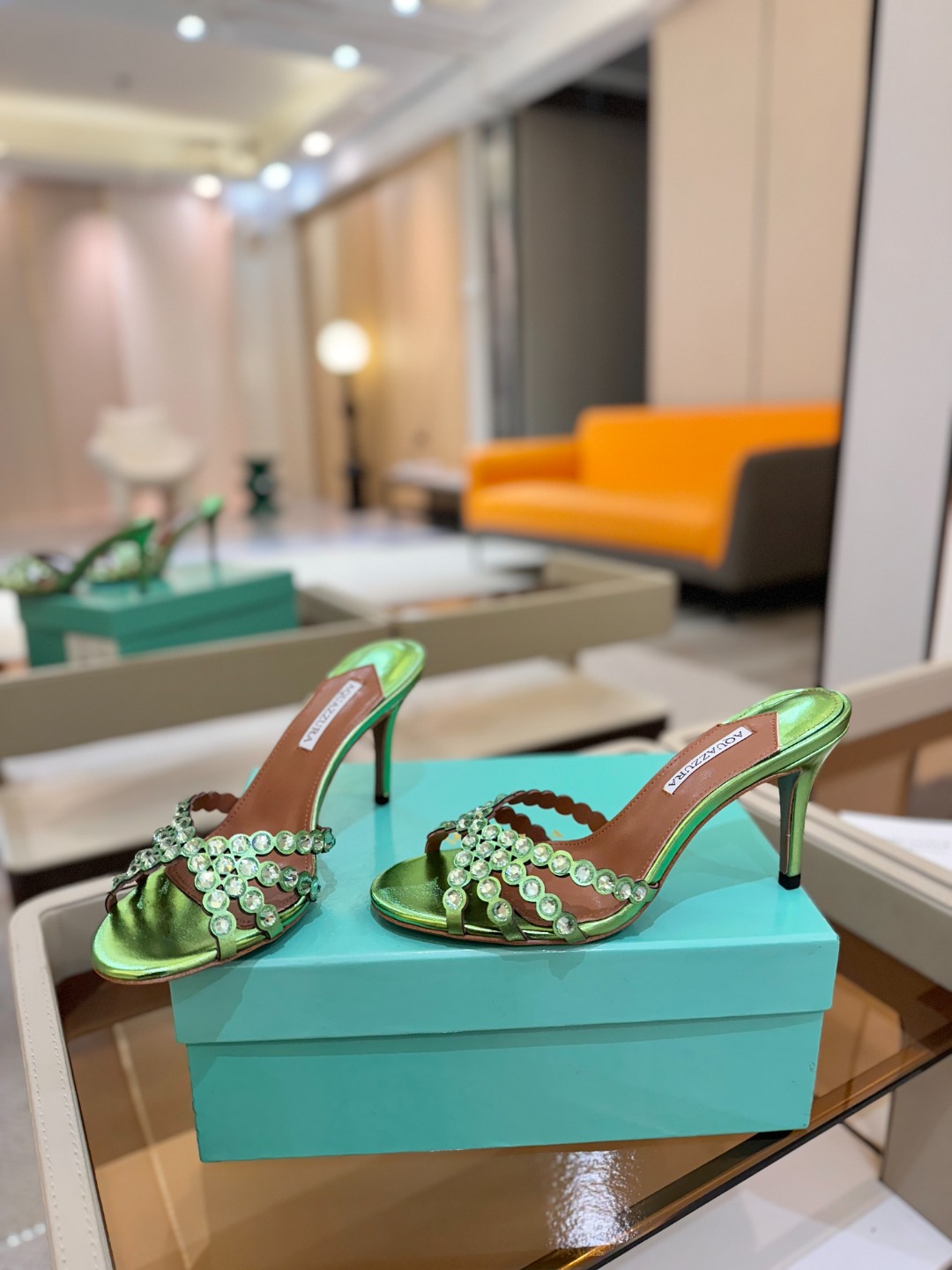 
Aquazzura   菠萝     𝐒𝐒  𝐧𝐞𝐰春夏新品高跟凉鞋。满满的钻，超闪 🌸((☀️⥎☀️