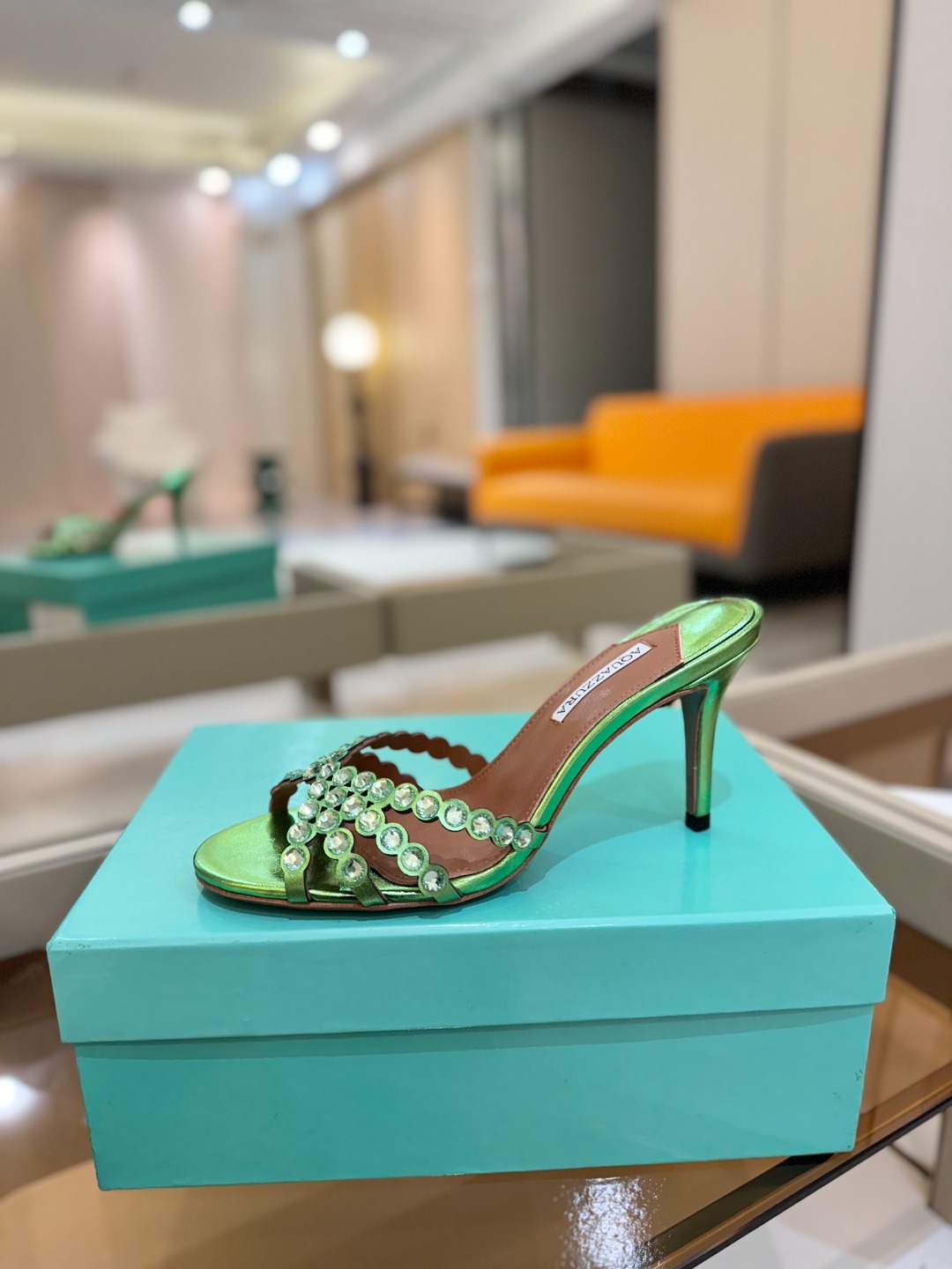 
Aquazzura   菠萝     𝐒𝐒  𝐧𝐞𝐰春夏新品高跟凉鞋。满满的钻，超闪 🌸((☀️⥎☀️