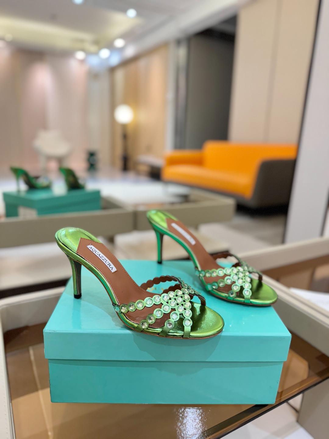 
Aquazzura   菠萝     𝐒𝐒  𝐧𝐞𝐰春夏新品高跟凉鞋。满满的钻，超闪 🌸((☀️⥎☀️