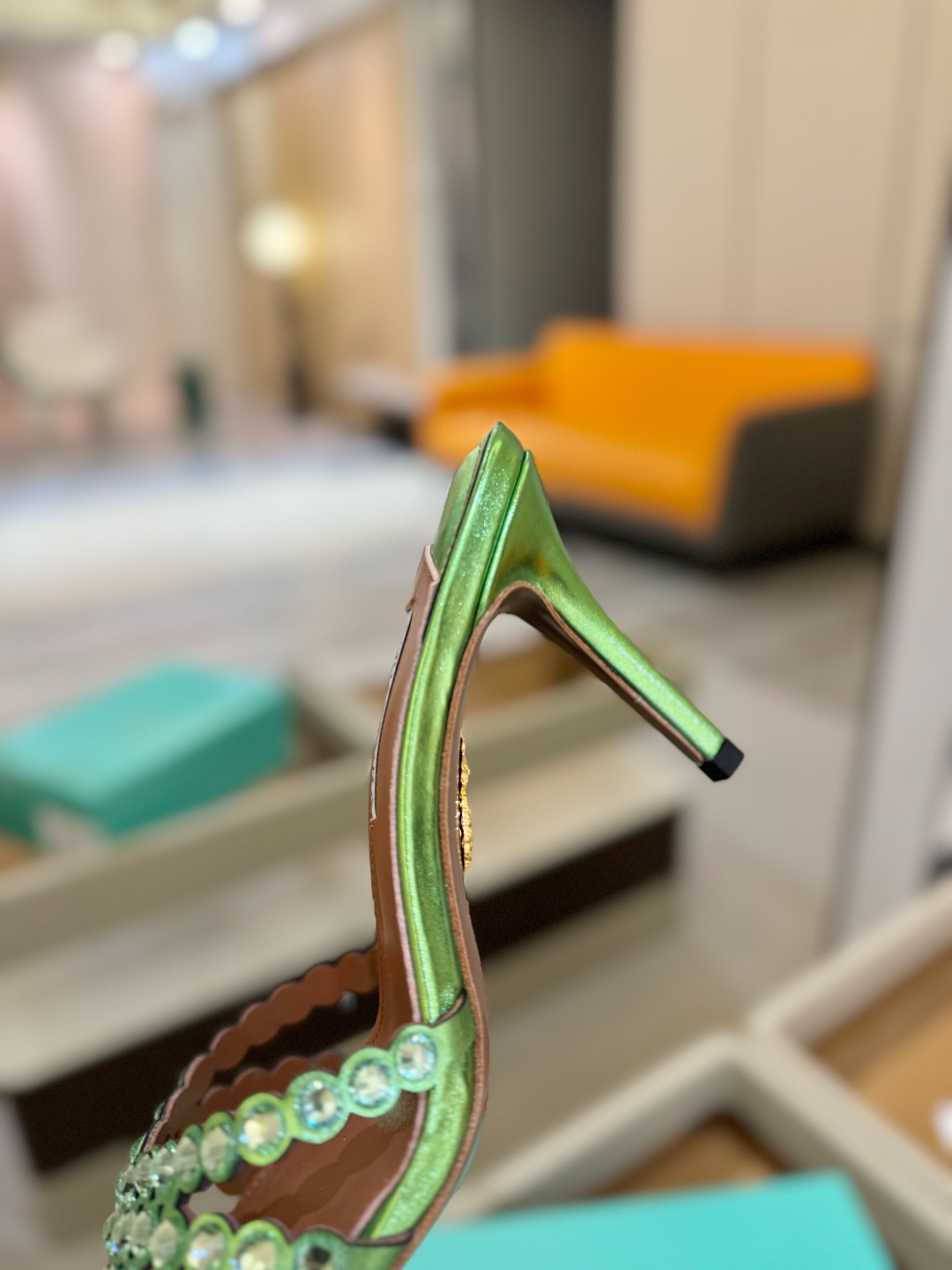 
Aquazzura   菠萝     𝐒𝐒  𝐧𝐞𝐰春夏新品高跟凉鞋。满满的钻，超闪 🌸((☀️⥎☀️