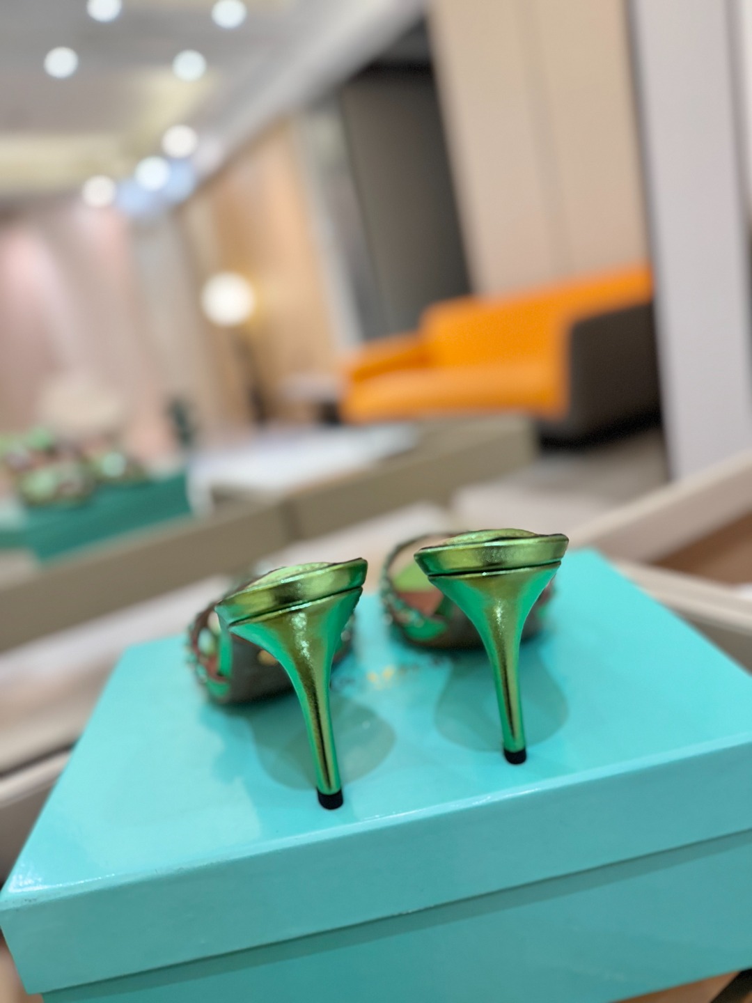 
Aquazzura   菠萝     𝐒𝐒  𝐧𝐞𝐰春夏新品高跟凉鞋。满满的钻，超闪 🌸((☀️⥎☀️