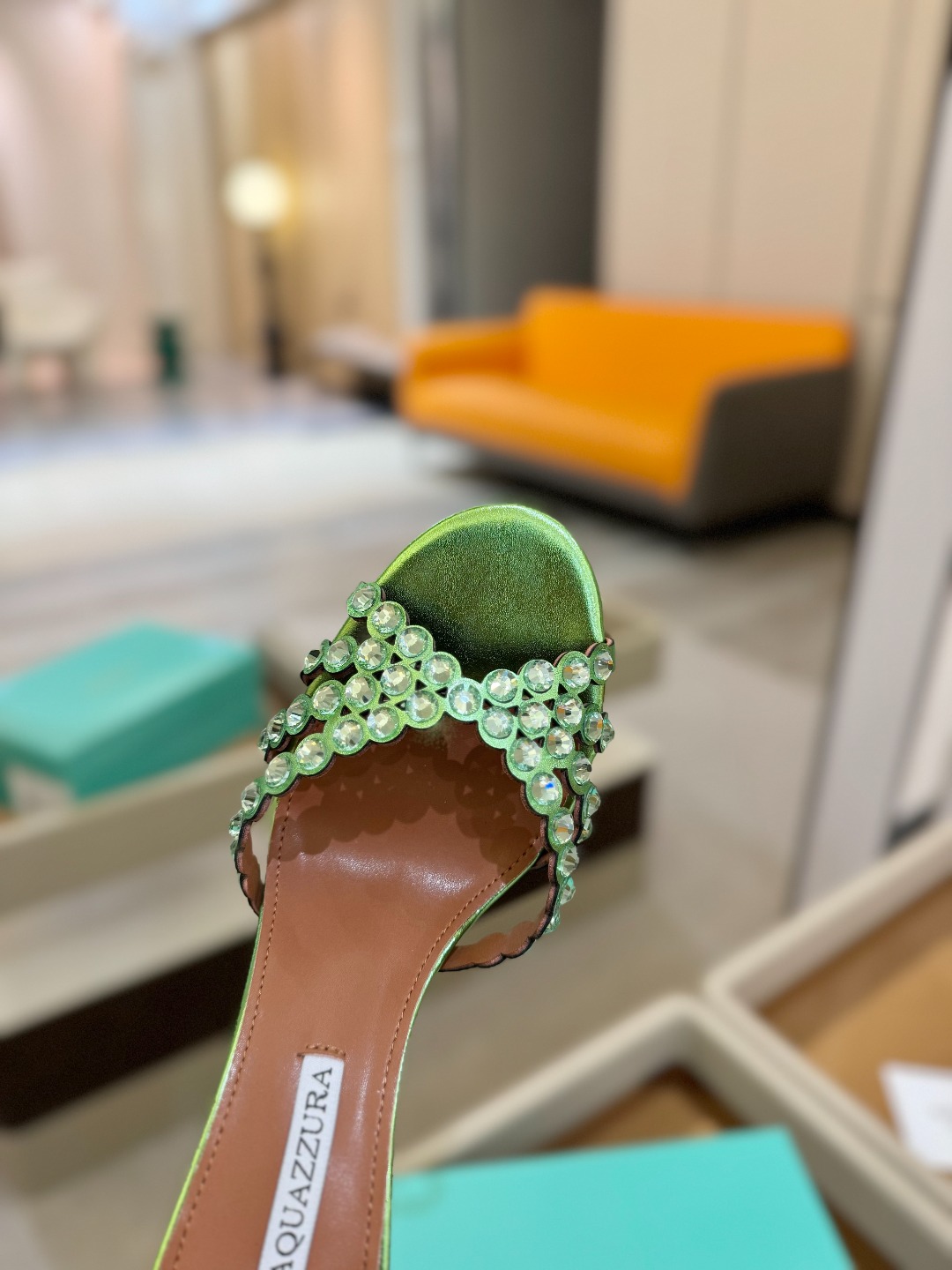 
Aquazzura   菠萝     𝐒𝐒  𝐧𝐞𝐰春夏新品高跟凉鞋。满满的钻，超闪 🌸((☀️⥎☀️