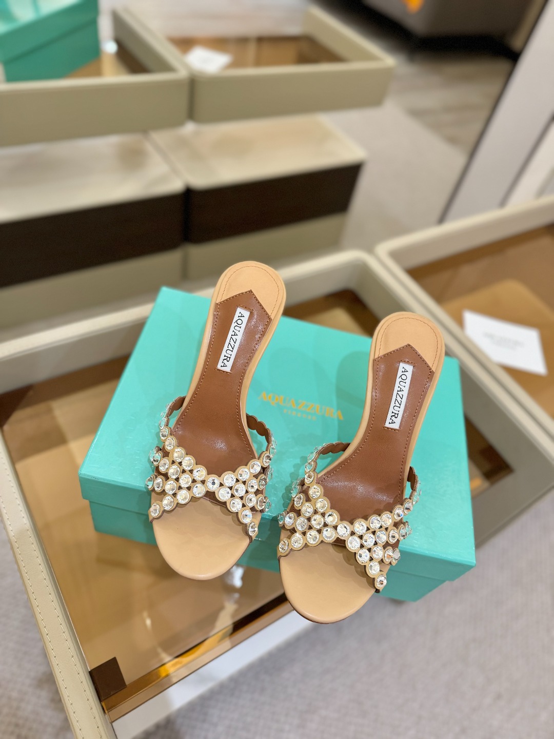 
Aquazzura   菠萝     𝐒𝐒  𝐧𝐞𝐰春夏新品高跟凉鞋。满满的钻，超闪 🌸((☀️⥎☀️