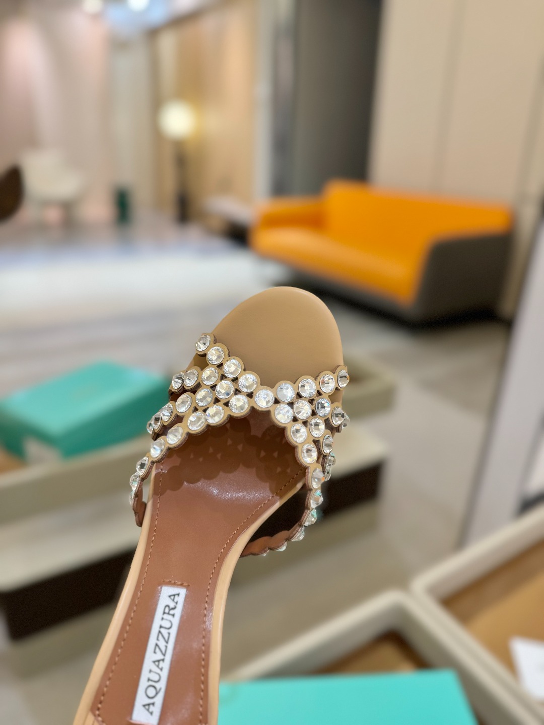 
Aquazzura   菠萝     𝐒𝐒  𝐧𝐞𝐰春夏新品高跟凉鞋。满满的钻，超闪 🌸((☀️⥎☀️
