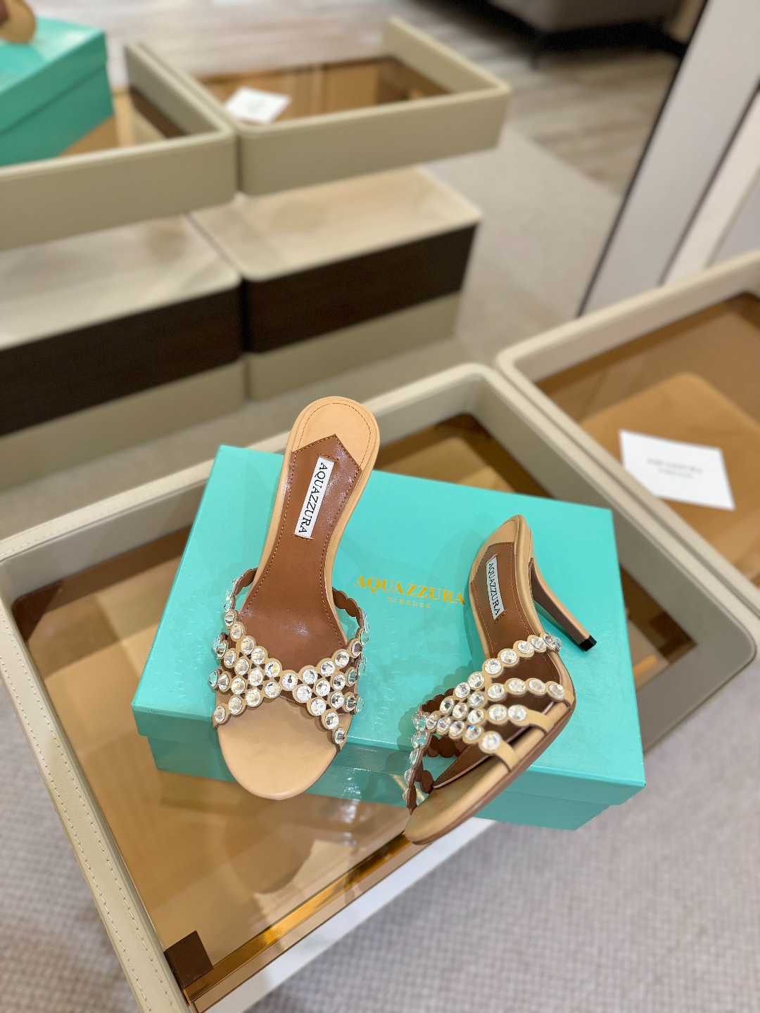 
Aquazzura   菠萝     𝐒𝐒  𝐧𝐞𝐰春夏新品高跟凉鞋。满满的钻，超闪 🌸((☀️⥎☀️