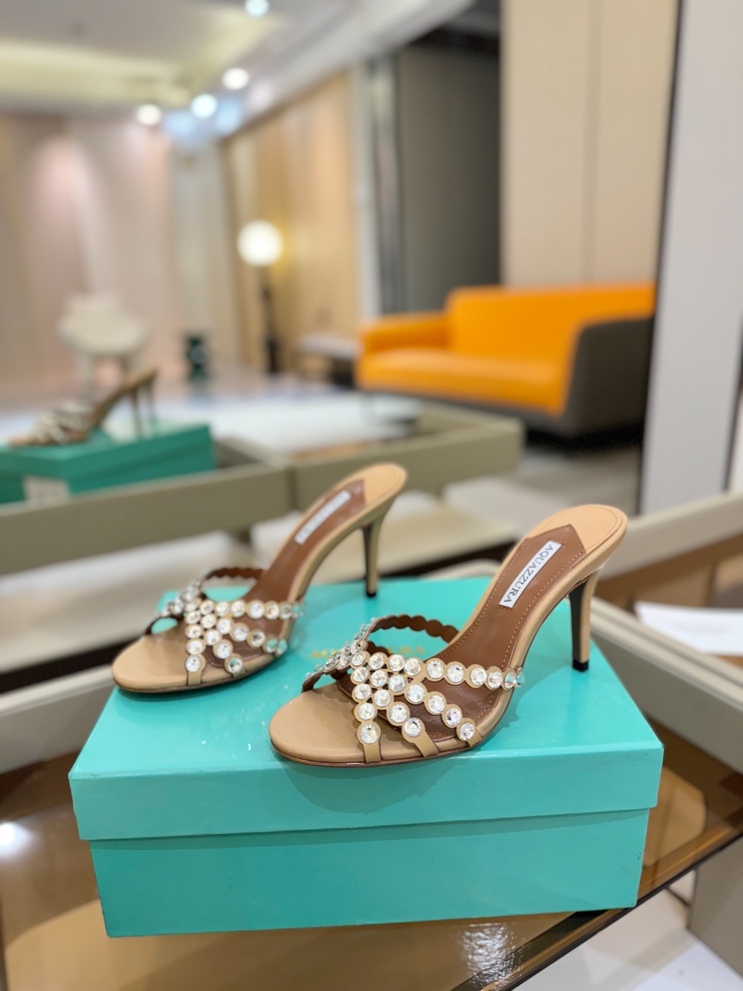 
Aquazzura   菠萝     𝐒𝐒  𝐧𝐞𝐰春夏新品高跟凉鞋。满满的钻，超闪 🌸((☀️⥎☀️