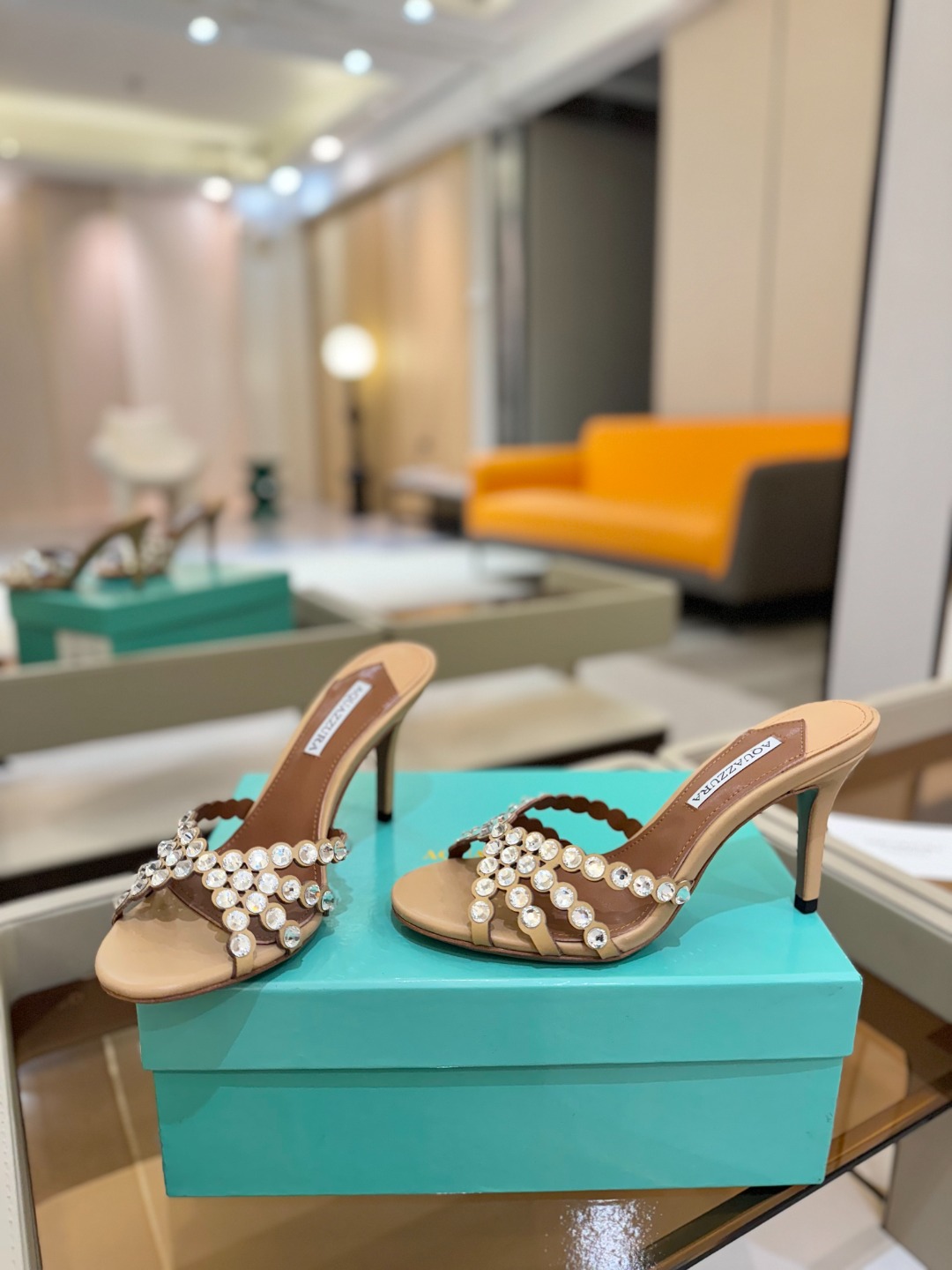 
Aquazzura   菠萝     𝐒𝐒  𝐧𝐞𝐰春夏新品高跟凉鞋。满满的钻，超闪 🌸((☀️⥎☀️