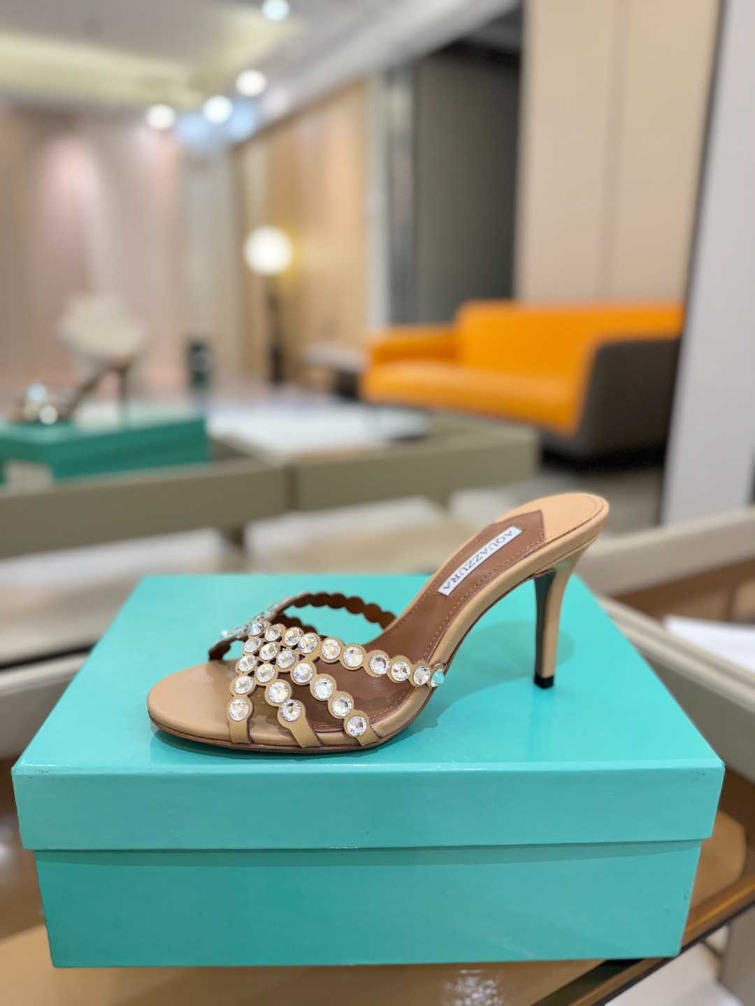 
Aquazzura   菠萝     𝐒𝐒  𝐧𝐞𝐰春夏新品高跟凉鞋。满满的钻，超闪 🌸((☀️⥎☀️