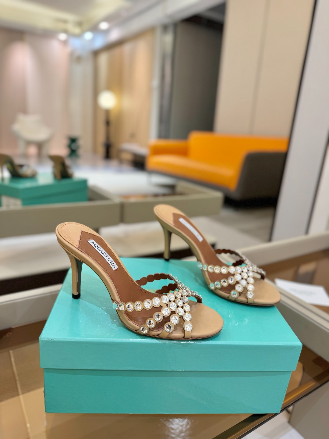 
Aquazzura   菠萝     𝐒𝐒  𝐧𝐞𝐰春夏新品高跟凉鞋。满满的钻，超闪 🌸((☀️⥎☀️