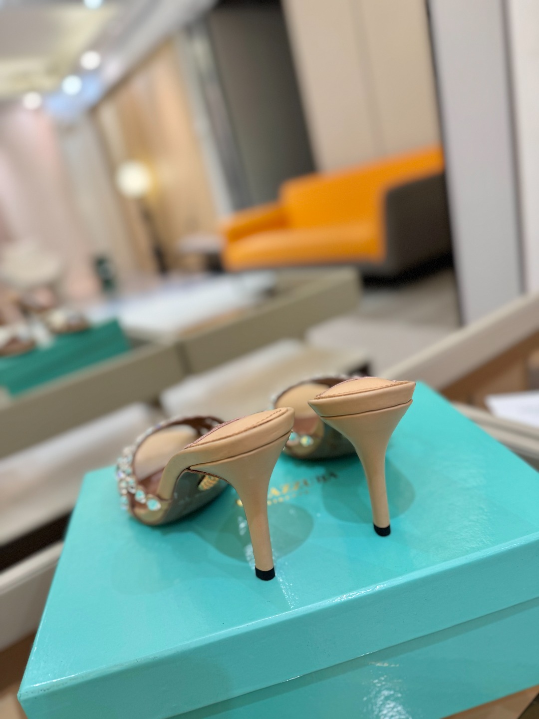 
Aquazzura   菠萝     𝐒𝐒  𝐧𝐞𝐰春夏新品高跟凉鞋。满满的钻，超闪 🌸((☀️⥎☀️