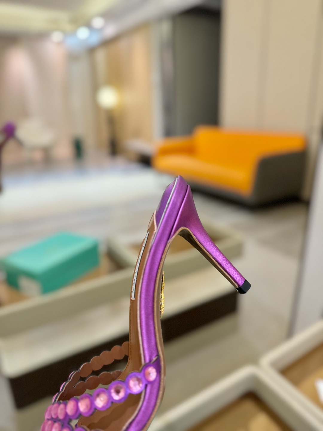 
Aquazzura   菠萝     𝐒𝐒  𝐧𝐞𝐰春夏新品高跟凉鞋。满满的钻，超闪 🌸((☀️⥎☀️