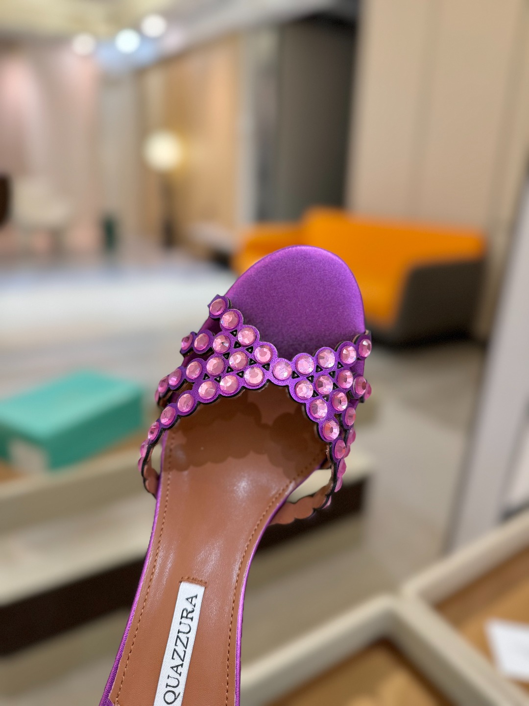 
Aquazzura   菠萝     𝐒𝐒  𝐧𝐞𝐰春夏新品高跟凉鞋。满满的钻，超闪 🌸((☀️⥎☀️