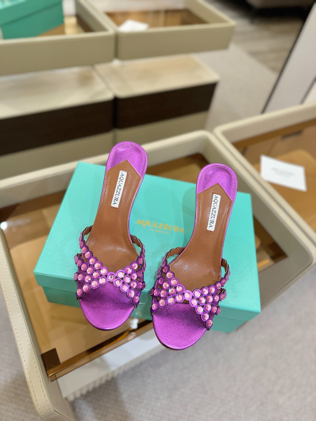 
Aquazzura   菠萝     𝐒𝐒  𝐧𝐞𝐰春夏新品高跟凉鞋。满满的钻，超闪 🌸((☀️⥎☀️