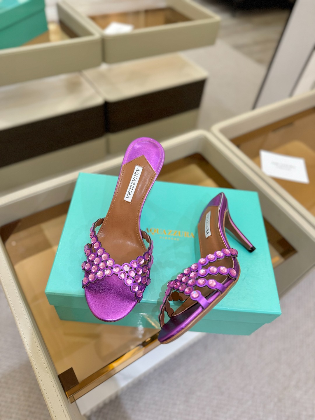 
Aquazzura   菠萝     𝐒𝐒  𝐧𝐞𝐰春夏新品高跟凉鞋。满满的钻，超闪 🌸((☀️⥎☀️