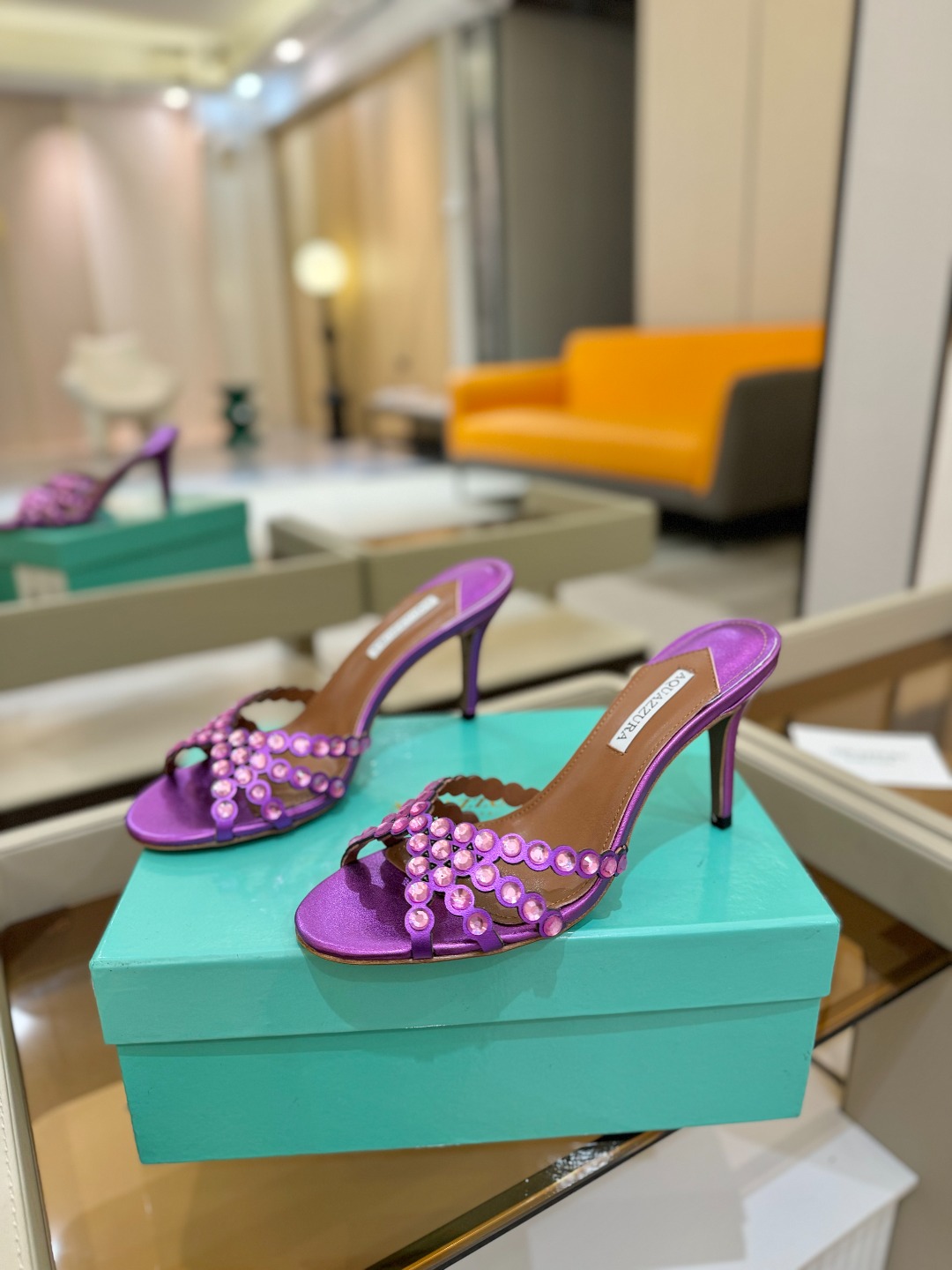 
Aquazzura   菠萝     𝐒𝐒  𝐧𝐞𝐰春夏新品高跟凉鞋。满满的钻，超闪 🌸((☀️⥎☀️
