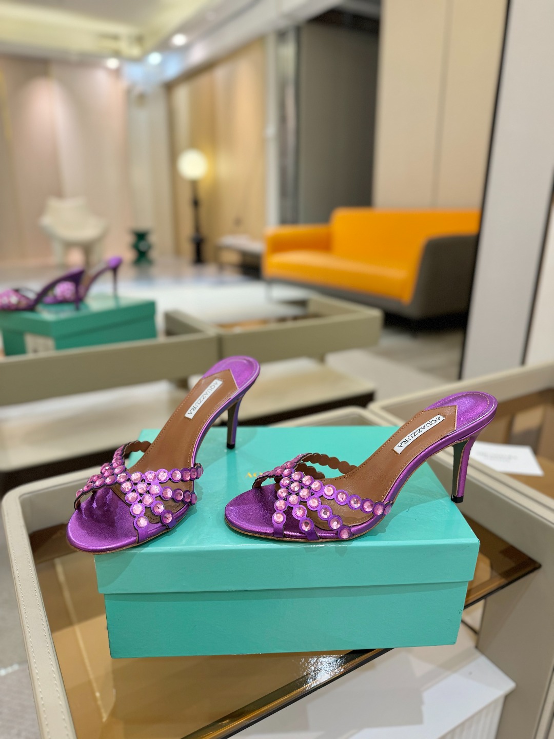 
Aquazzura   菠萝     𝐒𝐒  𝐧𝐞𝐰春夏新品高跟凉鞋。满满的钻，超闪 🌸((☀️⥎☀️