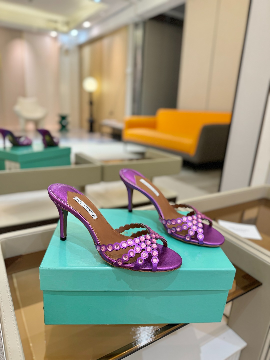 
Aquazzura   菠萝     𝐒𝐒  𝐧𝐞𝐰春夏新品高跟凉鞋。满满的钻，超闪 🌸((☀️⥎☀️