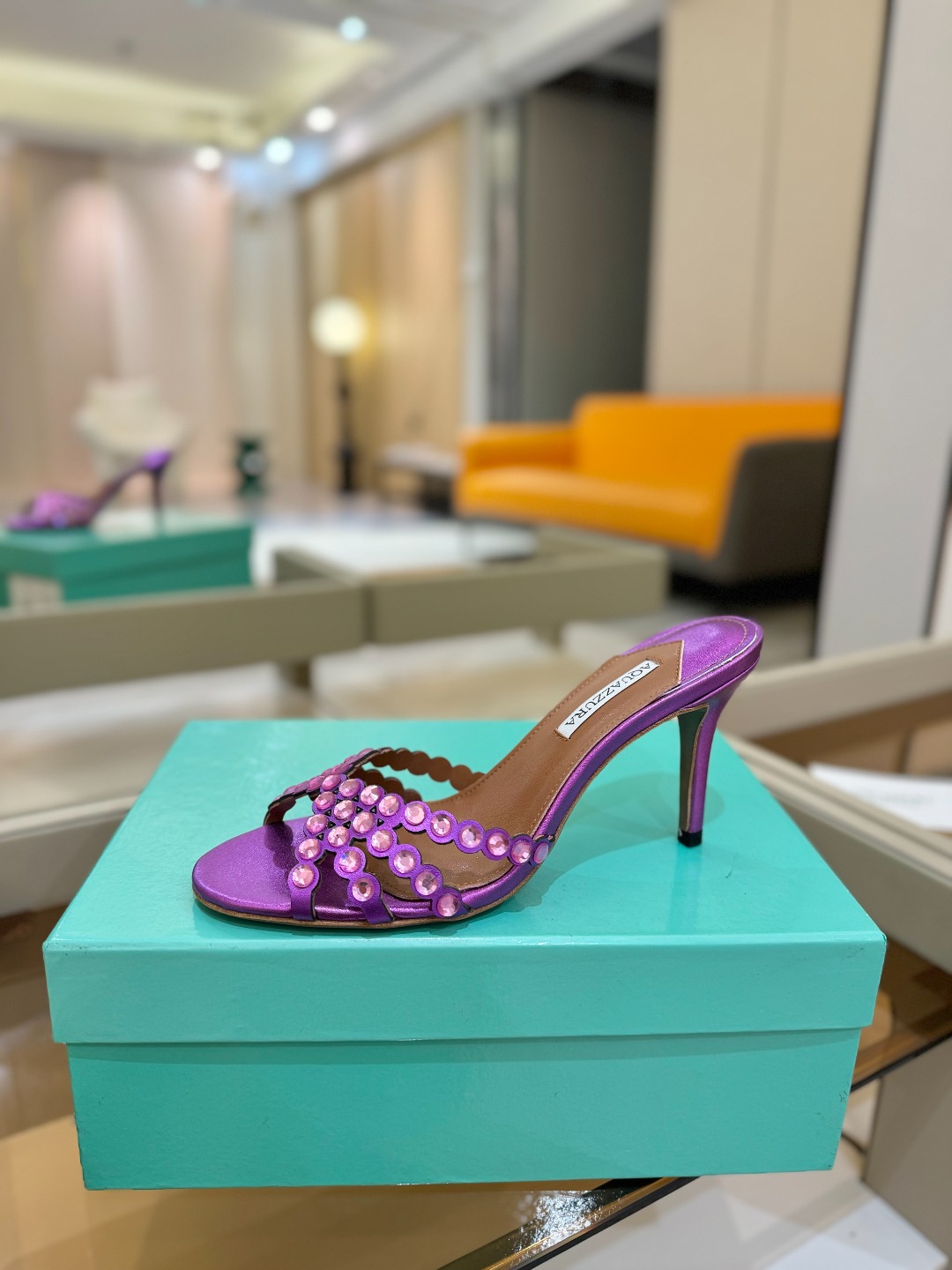 
Aquazzura   菠萝     𝐒𝐒  𝐧𝐞𝐰春夏新品高跟凉鞋。满满的钻，超闪 🌸((☀️⥎☀️
