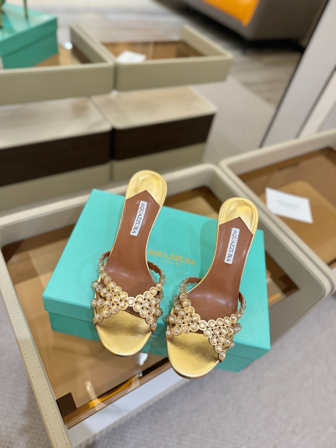 
Aquazzura   菠萝     𝐒𝐒  𝐧𝐞𝐰春夏新品高跟凉鞋。满满的钻，超闪 🌸((☀️⥎☀️