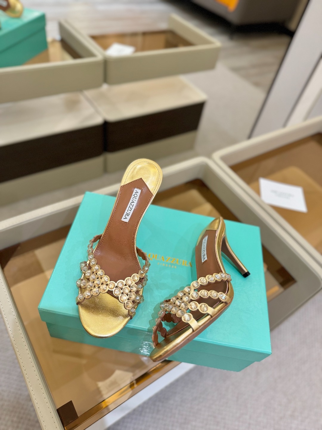 
Aquazzura   菠萝     𝐒𝐒  𝐧𝐞𝐰春夏新品高跟凉鞋。满满的钻，超闪 🌸((☀️⥎☀️