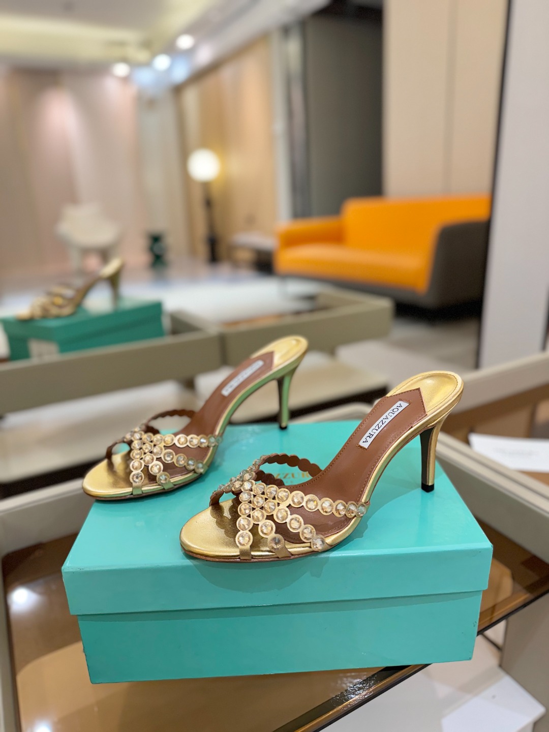 
Aquazzura   菠萝     𝐒𝐒  𝐧𝐞𝐰春夏新品高跟凉鞋。满满的钻，超闪 🌸((☀️⥎☀️