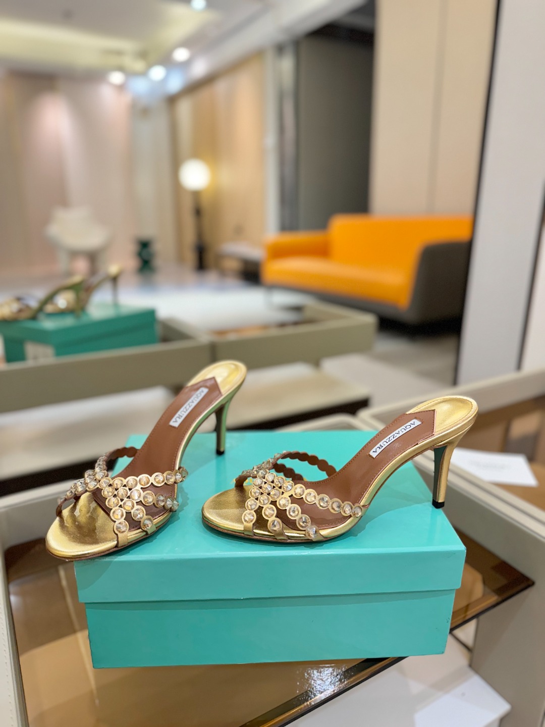 
Aquazzura   菠萝     𝐒𝐒  𝐧𝐞𝐰春夏新品高跟凉鞋。满满的钻，超闪 🌸((☀️⥎☀️