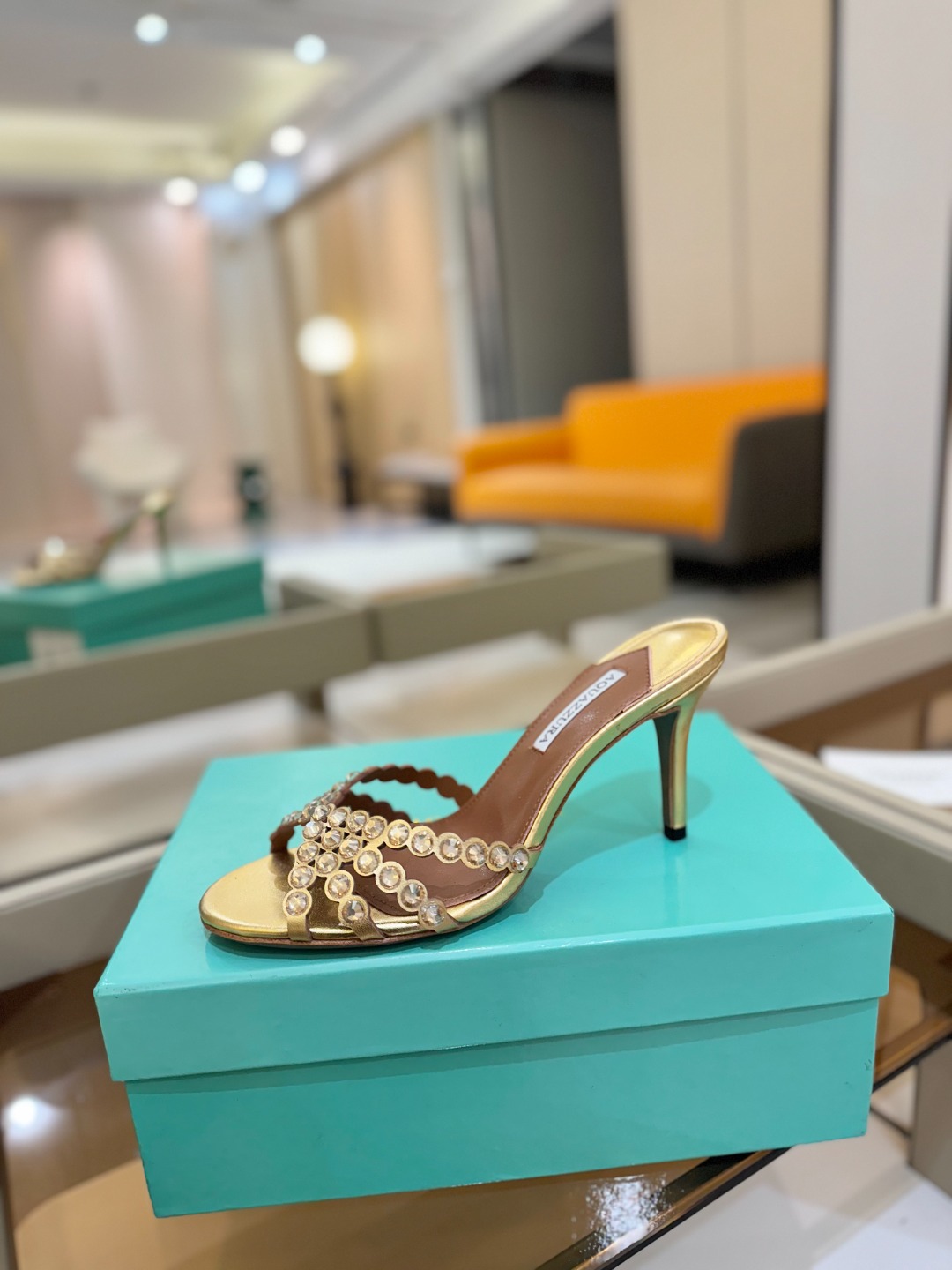 
Aquazzura   菠萝     𝐒𝐒  𝐧𝐞𝐰春夏新品高跟凉鞋。满满的钻，超闪 🌸((☀️⥎☀️