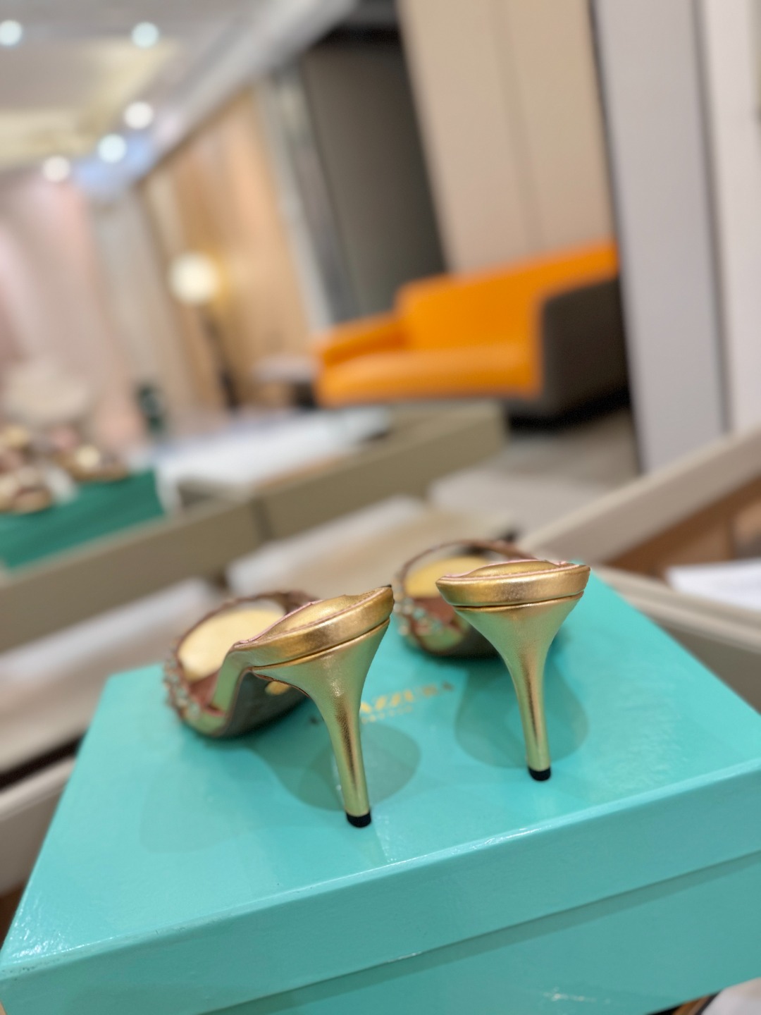 
Aquazzura   菠萝     𝐒𝐒  𝐧𝐞𝐰春夏新品高跟凉鞋。满满的钻，超闪 🌸((☀️⥎☀️