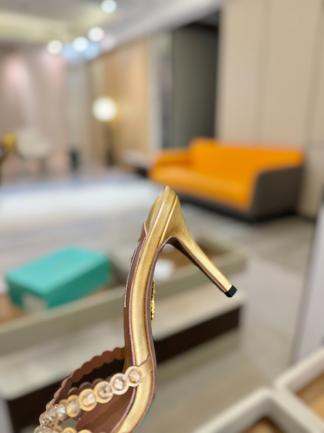 
Aquazzura   菠萝     𝐒𝐒  𝐧𝐞𝐰春夏新品高跟凉鞋。满满的钻，超闪 🌸((☀️⥎☀️