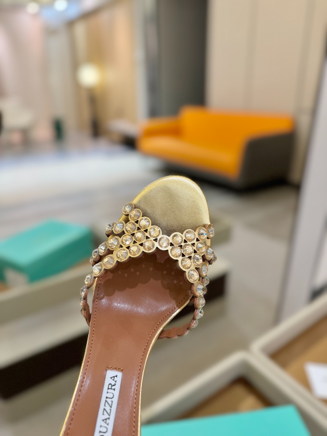 
Aquazzura   菠萝     𝐒𝐒  𝐧𝐞𝐰春夏新品高跟凉鞋。满满的钻，超闪 🌸((☀️⥎☀️